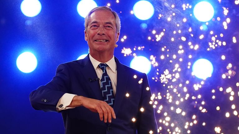 Nigel Farage na jevišti na večírku konference       