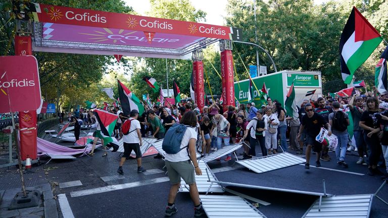 Bariéry jsou rozbity protestujícími. Pic: Reuters