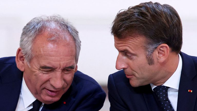 Prezident Emmanuel Macron, právo a premiér Francois Bayrou. Soubor pic: ap