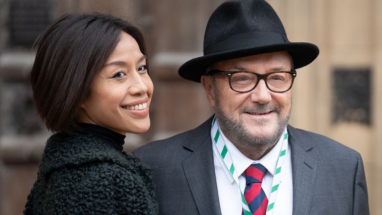 George Galloway a jeho manželka Putri Gayatri Pertiwi mimo parlament po jeho vítězství v Rochdale volebním voleb v roce 2024. Obrázek: PA