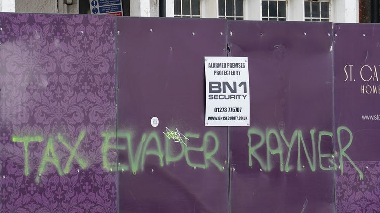 Graffiti na stavební štětce přes silnici od bytu. Pic: Pa