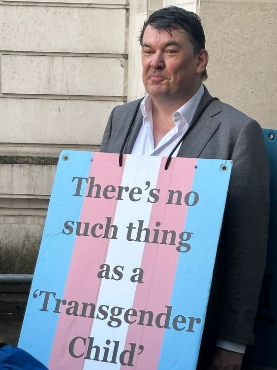 Póroval se značkou před soudem se zprávou: „Neexistuje nic jako„ transgender dítě “