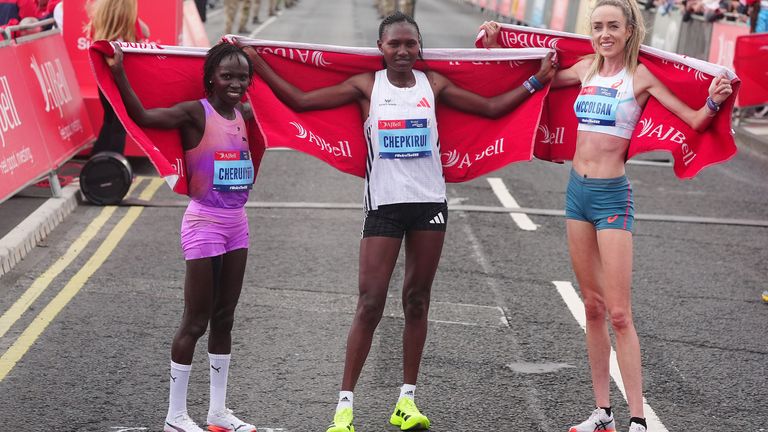 Dámský závod viděl, jak Sheila Chepkirui (uprostřed) je první, Vivian Cheruiyot (vlevo) druhý a Eilish McColgan (vpravo) třetí. Pic: Pa