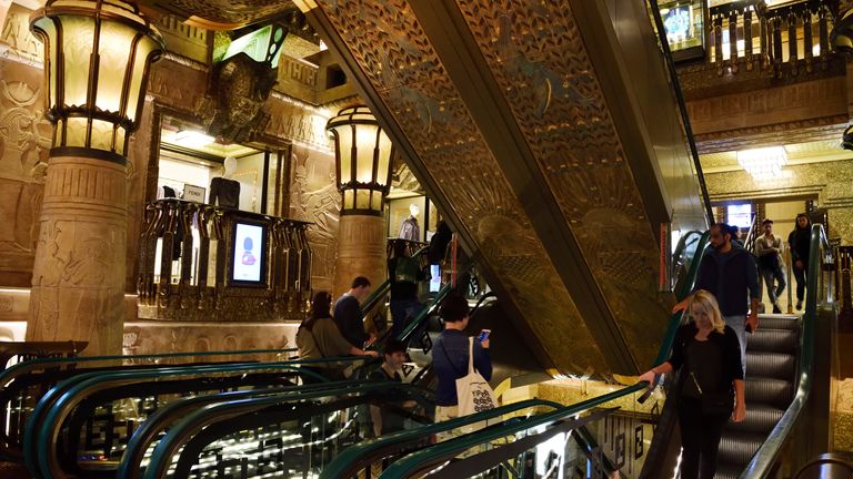 Egyptský eskalátor v Harrods a bustach zobrazujících Fayed jako egyptský faraon. PIC: Waltraud Grubitzsch/Picture-Alliance/DPA/AP