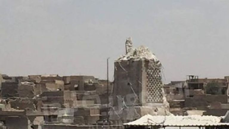 Základna Al Hadba Minaret po výbuchtech v roce 2017. Obrázek: Reuters