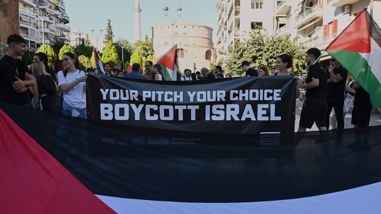 Pro-Palestinští protestující, většina z nich fanoušci Paok, se shromažďují před hrou. Pic: Ap