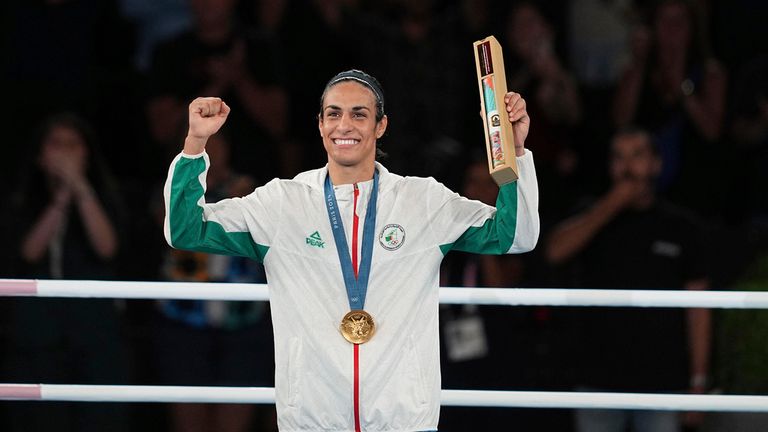 Imane Khelif slaví vítězné zlato na pařížských olympijských hrách. Pic: Ap