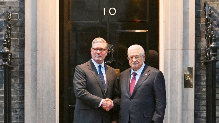 Sir Keir Starmer přivítal Mahmúda Abbáse, prezidenta Palestinské autority, na 10 Downing Street začátkem tohoto měsíce