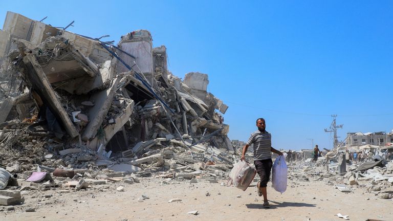 Rezident běží se svými věcmi ve městě Gazy. Pic: Reuters