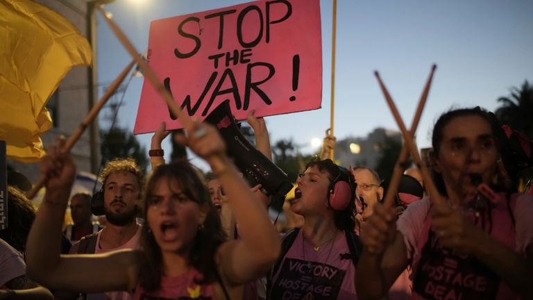 Demonstranti v Jeruzalémě ve středu požadovali propuštění všech rukojmů držených Hamasem a konec války. Pic: Ap