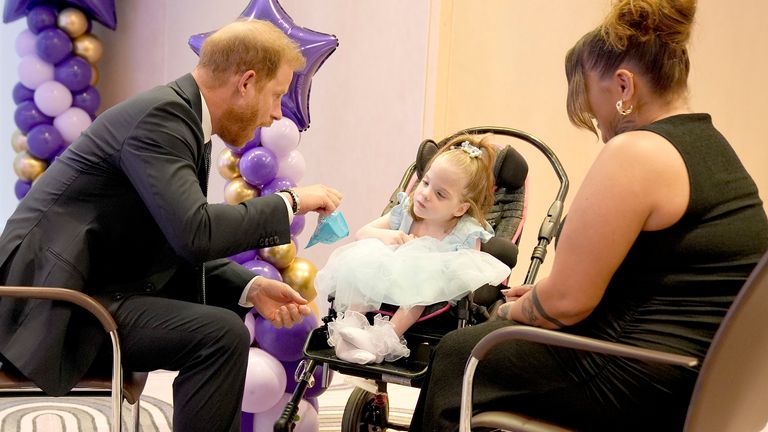 Vévoda ze Sussexu si v pondělí chatoval s dětmi na Wellchild Awards. Pic: Pa