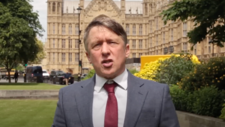 Tom Walker jako Jonathan Pie. Pic: YouTube/Jonathan Pie