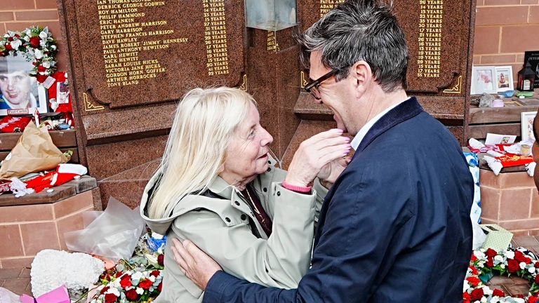 Andy Burnham s kampaně Hillsborough Margaret Aspinall. Pic: Pa 