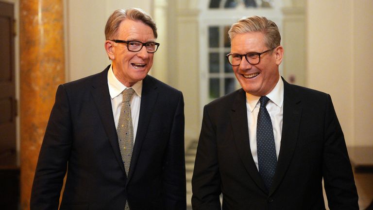 Starmer a Mandelson hovoří ve Washingtonu v únoru. Pic: Ap