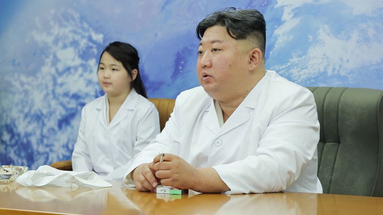 Otec a dcera jsou zobrazeny kontrolu prvního vojenského průzkumného satelitu Severní Koreje v květnu 2023. Obrázek: Reuters