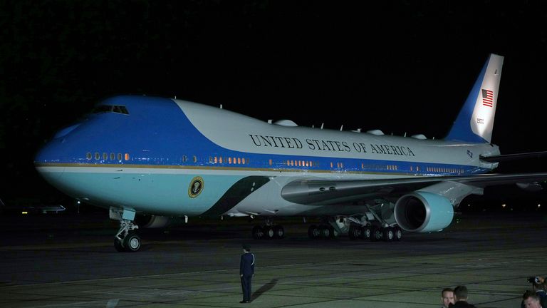 Prezidentské letadlo se v úterý dotklo na letišti Essex London Stansted. Pic: Ap