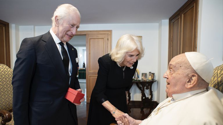Král a královna se setkávají papeže Františka před jeho smrtí. Pic: Pa