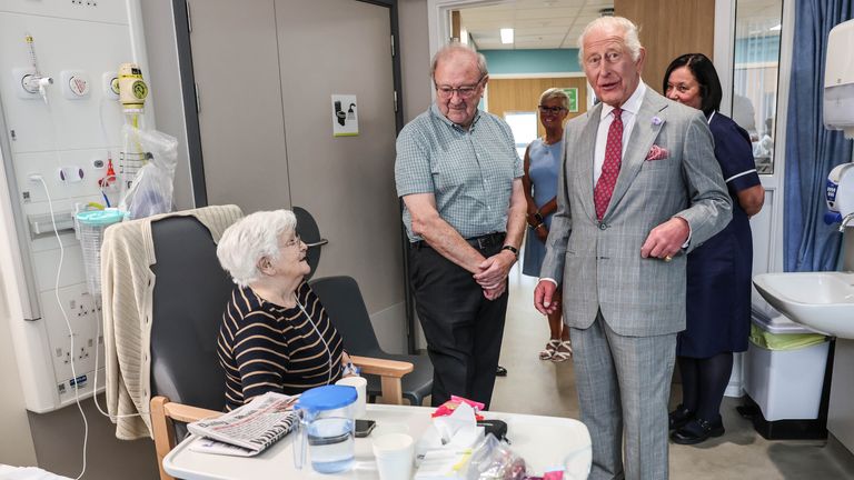 Charles se setká s Jacqueline Page. Pic: Pa