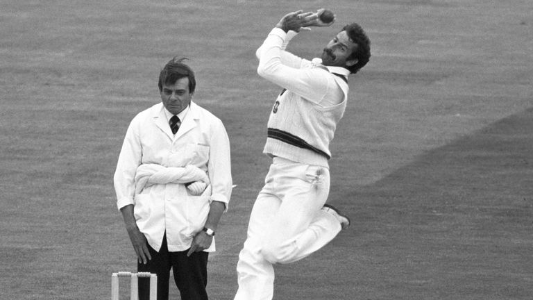 Dickie Bird a australský nadhazovač Dennis Lillee v roce 1981. File Pic: PA