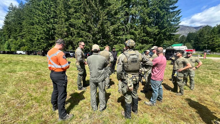 Poslanci šerifů Snohomish County se účastní hledání Travis Decker. Obrázek: Office šerifa Snohomish County/AP