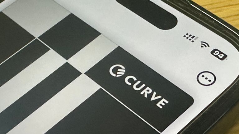 Play Curve je digitální peněženka, která kombinuje kreditní a debetní karty člověka do jediné peněženky