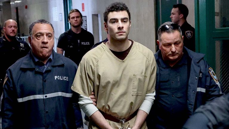 Luigi Mangione byl pouta, když se objevil u soudu. Pic: Reuters