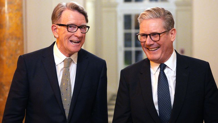 Předseda vlády Sir Keir Starmer (R) a britský velvyslanec ve Spojených státech Peter Mandelson během uvítací recepce v rezidenci velvyslance ve Washingtonu, DC. 