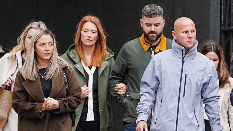 Rodiče Elsie Dot Stancombe Jenni (vlevo) a David (vpravo) s rodiči Bebe Kinga Lauren a Ben (centrum) na radnici v Liverpoolu. Pic: Pa 