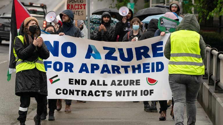 Demonstranti pochodovali v loňském roce poblíž konference Microsoft Build Conference v Seattlu ve Washingtonu. Soubor Pic: Reuters
