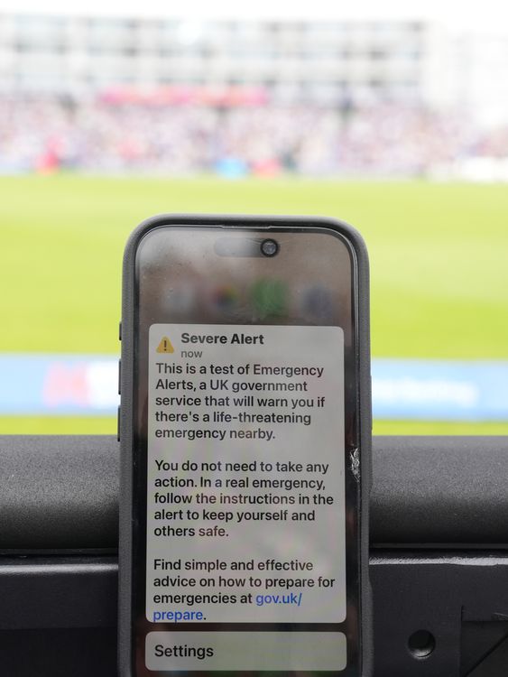 Mobilní telefon ukazuje upozornění zaslané na telefony po celé zemi. Pic: Pa