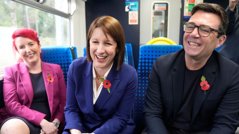 Andy Burnham s kancléřkou Rachel Reeves a tehdejším ministrem pro transsportu Louise Haigh v roce 2024
