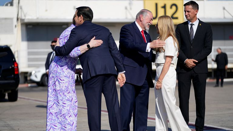 Rubios byl přivítán do Izraele americkým velvyslancem v Izraeli Mike Huckabee a jeho manželku Janet Huckabee. Pic: Reuters