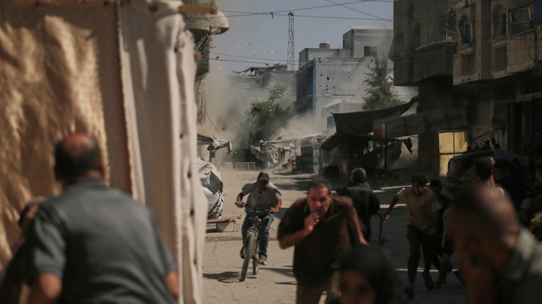 Palestinci běží na krytí. Pic: Ap