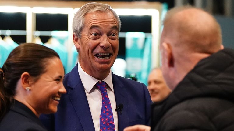 Reformní britský vůdce Nigel Farage se setkává s delegáty na výroční konferenci strany. Pic: Pa