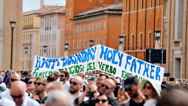Stovky „věřících“ se shromáždily na náměstí svatého Petra ve Vatikánu k velkým narozeninám. Pic: Ap