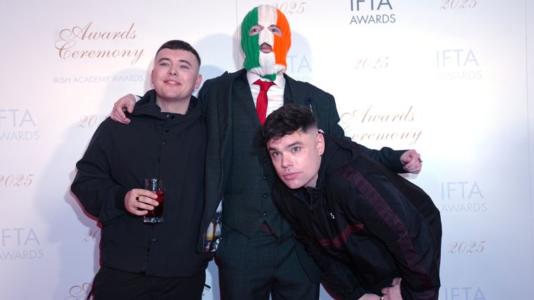 Rappers irských jazyků Kneecap dělají dva vystoupení v letošních nominacích na Sky Arts Awards. Pic: Pa