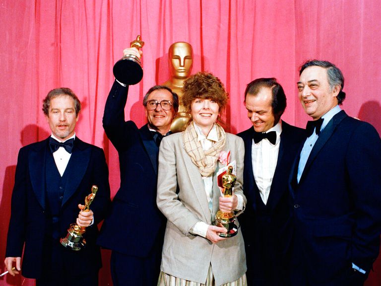 Diane Keaton (uprostřed), která měla na Akademii Academy Awards z roku 1978 na sobě sakoanskou sako Armani. Pic: Ap