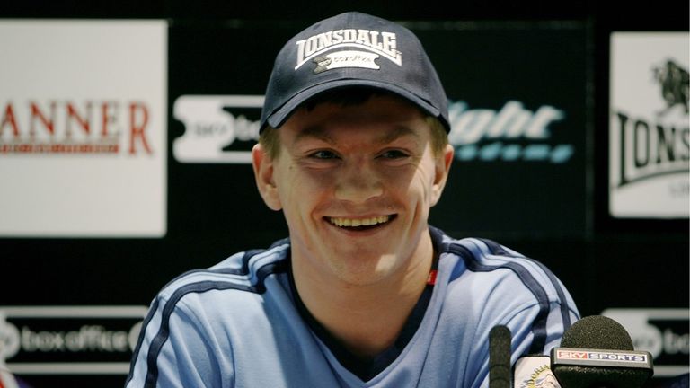 Ricky Hatton se usmívá během tiskové konference v roce 2006. Obrázek: Reuters