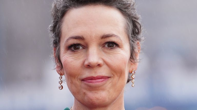 Korunní herečka Olivia Colman podepsala slib. Pic: Pa