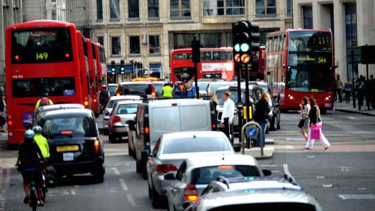 Všechna vozidla, včetně autobusů a taxíků, by mohla být zakázána úsek Oxford Street. Obrázek: Istock