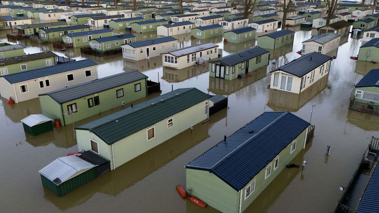 Záplavy vyplavily karavany v poblíž Northamptonu loni v listopadu. Pic: Pa