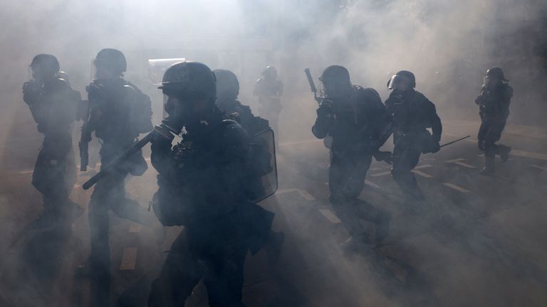 Policejní obvinění během demonstrace v Paříži. Pic: Reuters