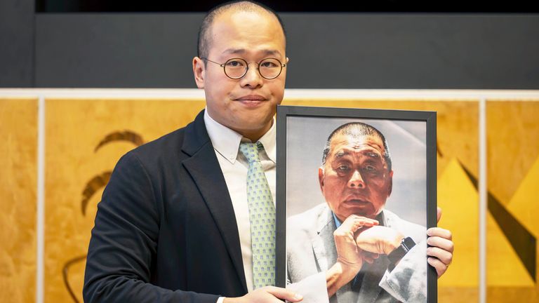 Sebastien Lai drží obrázek svého otce Jimmyho Laiho. Soubor pic: ap