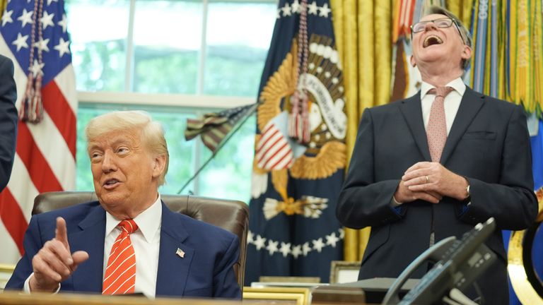 Trump představil vedle britského velvyslance v USA, lordem Mandelsonem, v oválné kanceláři. Pic: Ap