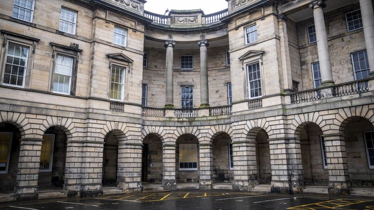 Soud zasedání, Edinburgh. Soubor pic: PA