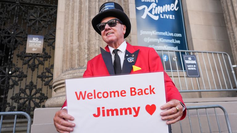 Herec Gregg Donovan drží znamení, které říká "Vítejte zpět Jimmy". Pic: Ap