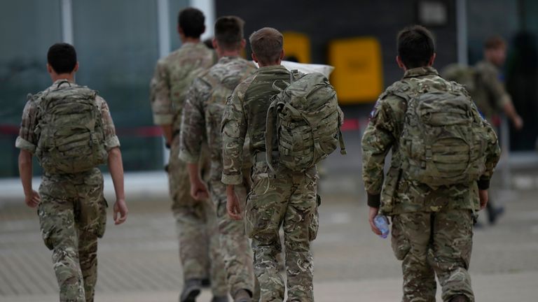 Členové britských ozbrojených sil se vracejí do Velké Británie z pomoci evakuovat lidi z Afghánistánu. Pic: AP Photo/Alastair Grant, Pool