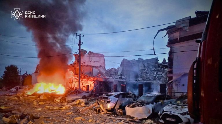 Následky ruské stávky na sousedství mimo Kyjev. PIC: Státní pohotovostní služba Ukrajiny/Reuters