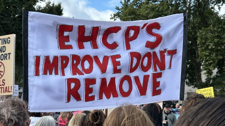 Čtení značky "EHCPS se nezlepšit" Na protestu 15. září 2025 před Westminsterem proti navrhovanému sešrotování EHCP pro děti se odesláním. Pic: Sky