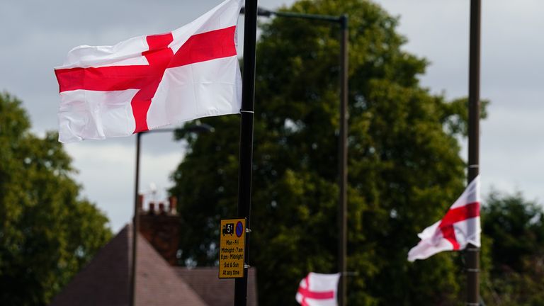 Vlajky St. George se letos objevily ve větším počtu. (Obrázek: PA)